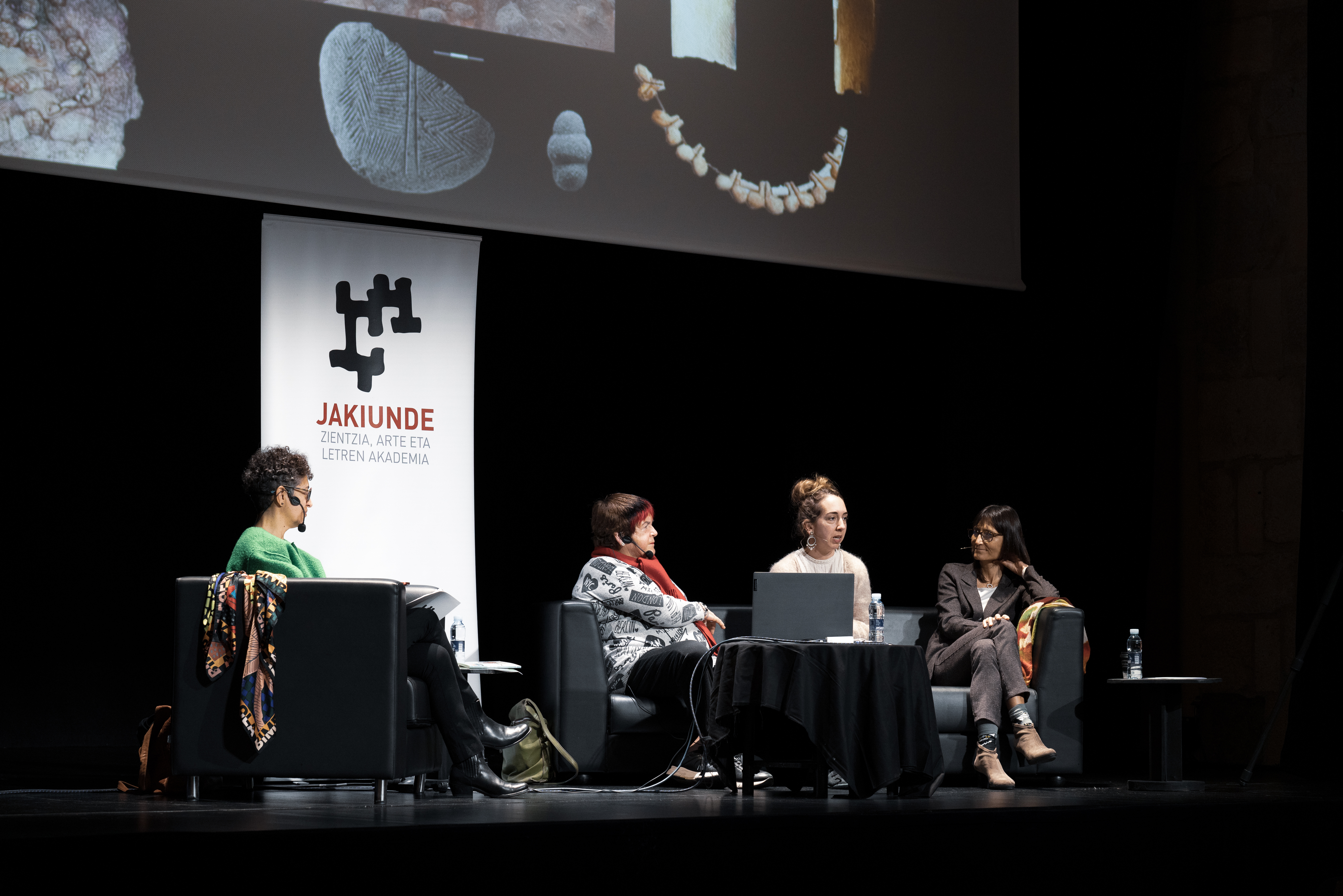 24 Mujeres en las ciencias, artes y letras, exposición en Bergara